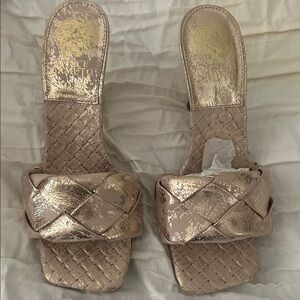 NIB Vince Camuto Metallic Woven Sandals size 7
